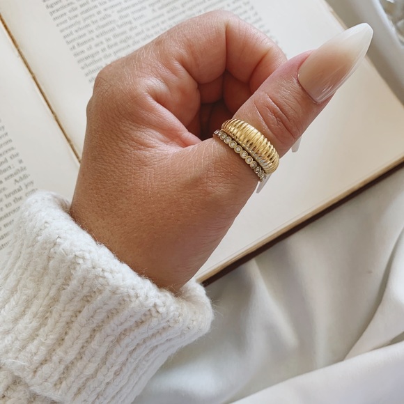 Gold ribbed vintage inspired ring - Picture 4 of 6